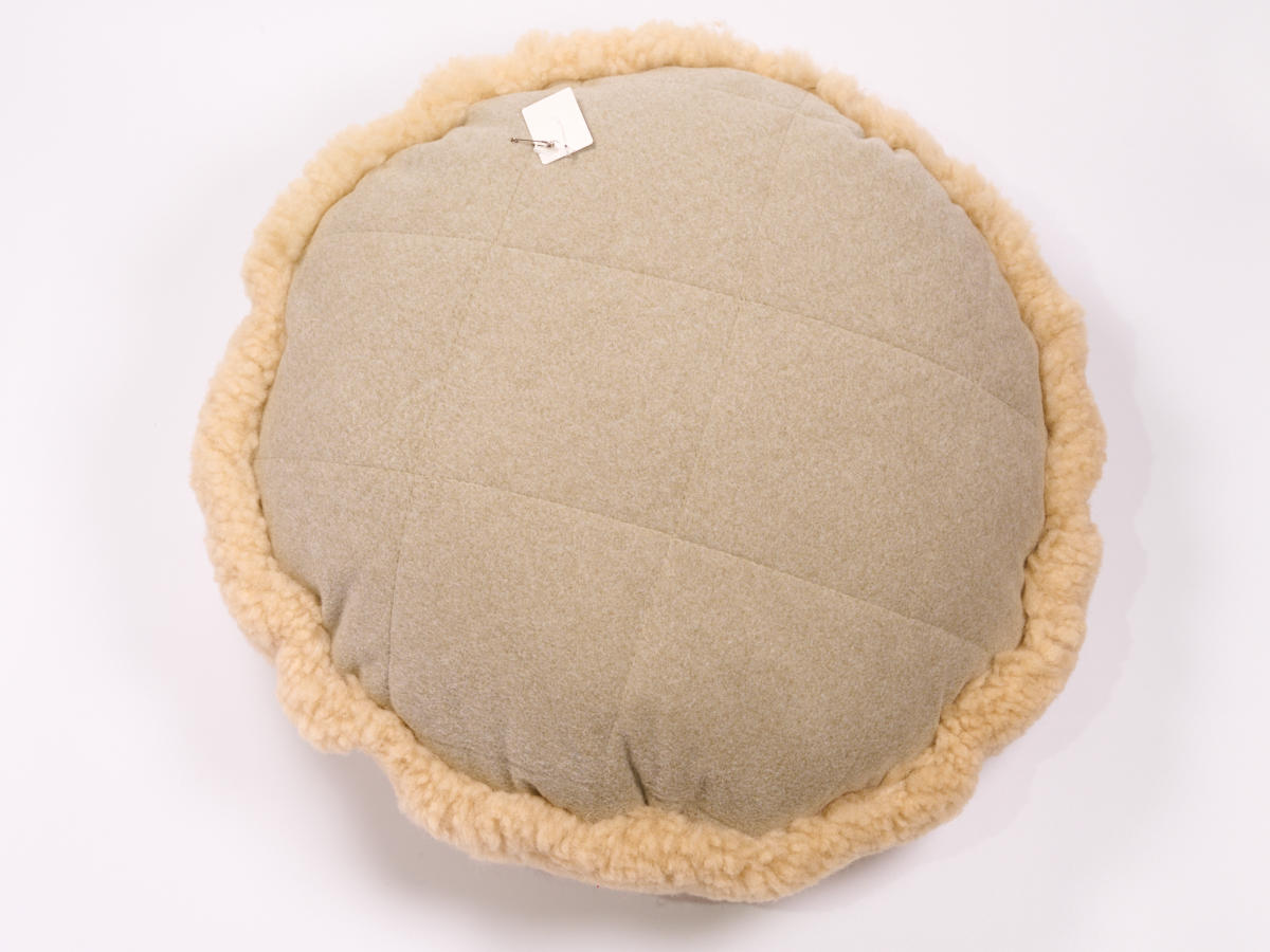 4-m-cu-e-17-1-天然ムートン　円形クッション（ベージュ柄入）［No.17-1］_DSC9046.jpg