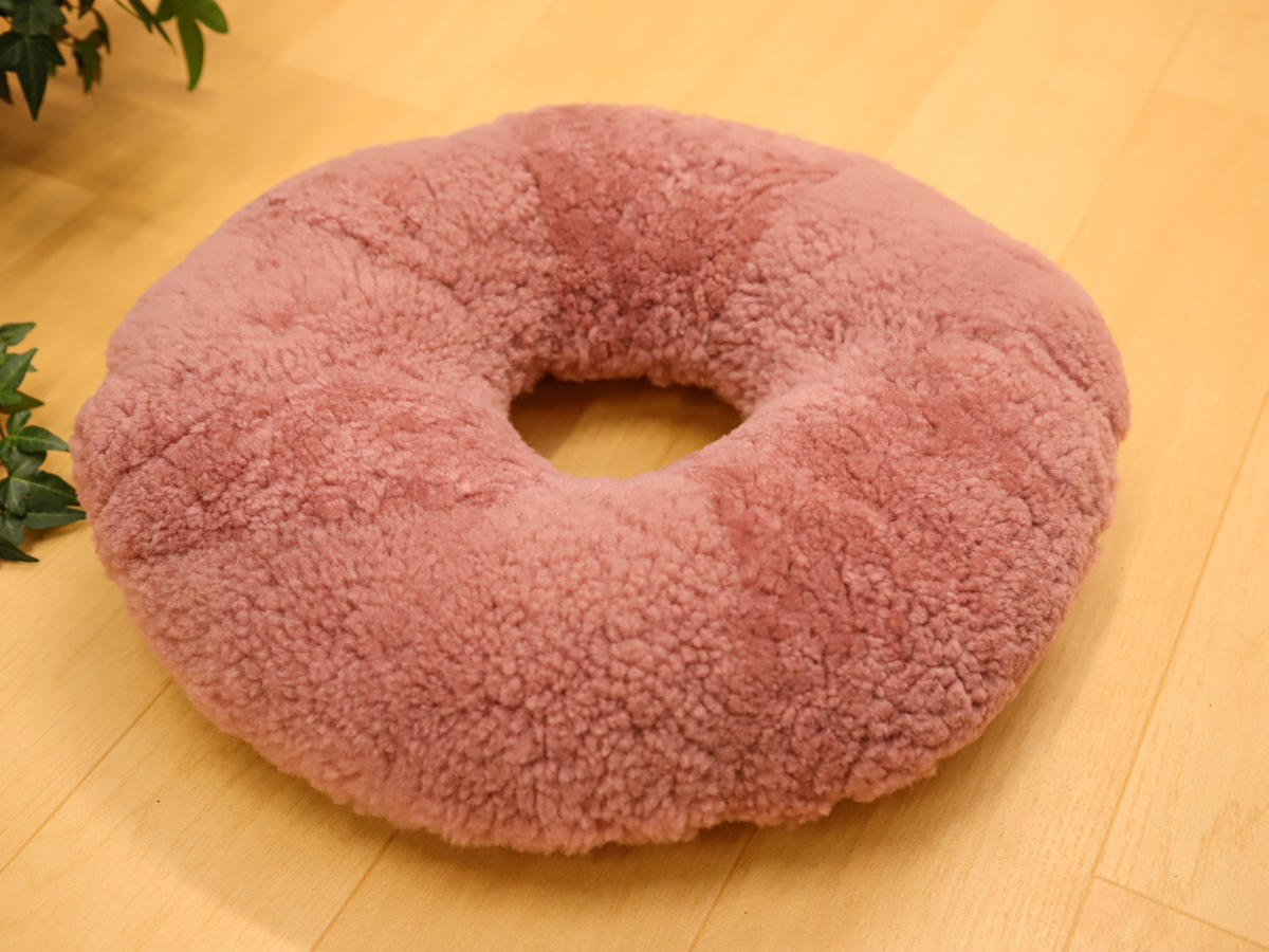 8-m-cu-e-19-天然ムートン　円座クッション（ローズ）［No.19］IMG_7968.jpg