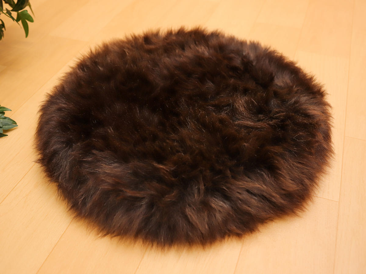 5-m-cu-e-14-天然ムートン　円形長毛大判クッション（ダークブラウン）［No.14］_IMG_7980.jpg