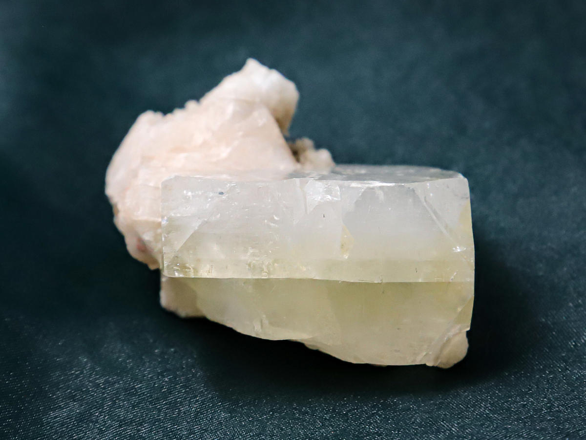 3-ap-250327-2-グリーンアポフィライト　ピンクスティルバイトとカルセドニー付の共生鉱物［No.2］IMG_0423 2.jpg