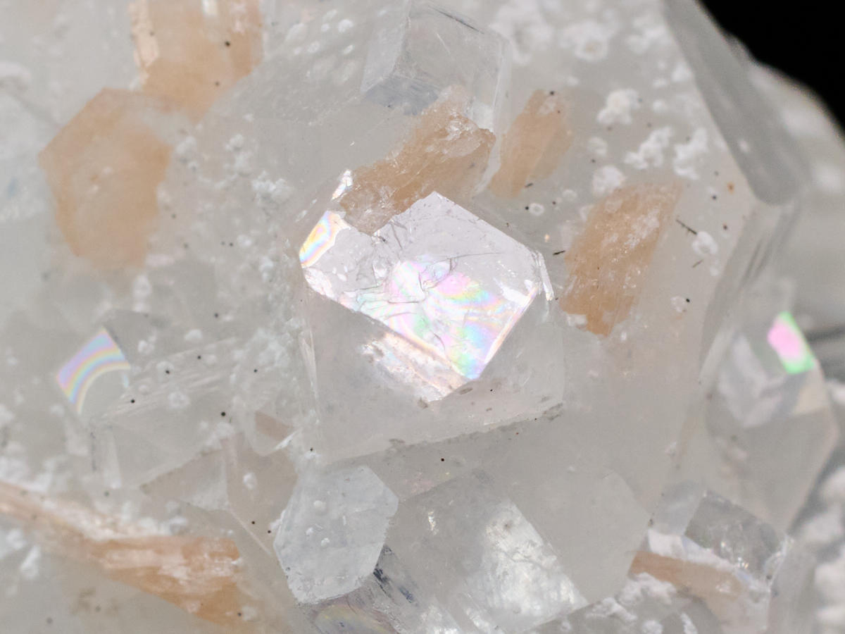 9-ap-512-97-アポフィライト　スティルバイト付（虹入全面結晶）の共生鉱物［No.97］_DSC8208.jpg
