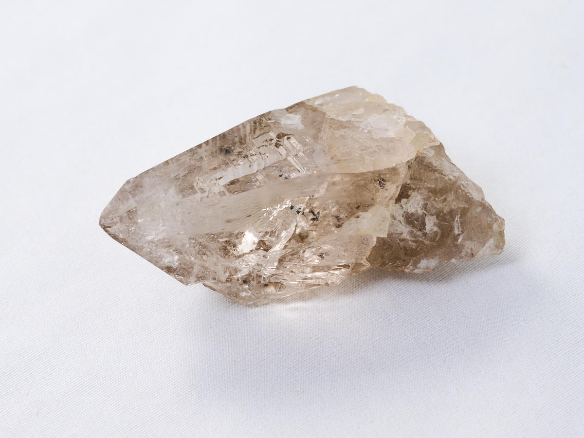 1hi-sk-914-1-スカルドゥ産　スモーキー水晶（ヒマラヤ）（虹入）［No.1］_DSC6381.jpg