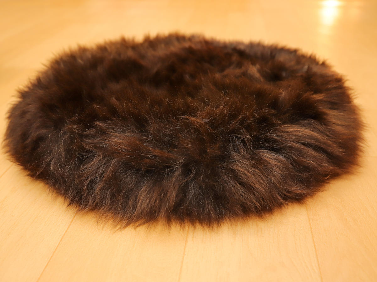 6-m-cu-e-14-天然ムートン　円形長毛大判クッション（ダークブラウン）［No.14］_IMG_7982.jpg