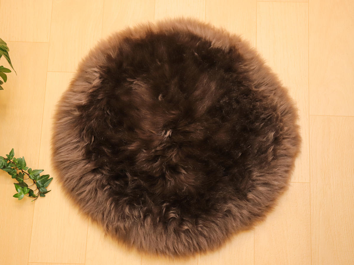 2-m-cu-e-14-天然ムートン　円形長毛大判クッション（ダークブラウン）［No.14］_IMG_7974.jpg