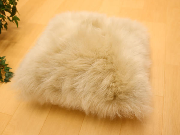 600-m-cu-21-1-天然ムートン　長毛クッション（ベージュ）［No.21-1］_IMG_7971.jpg