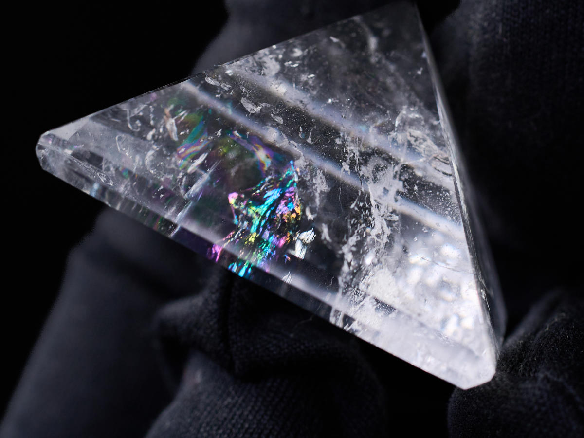 4-le-914-1-レムリアン水晶　ピラミッド型（虹入）［No.1］_DSC6226.jpg