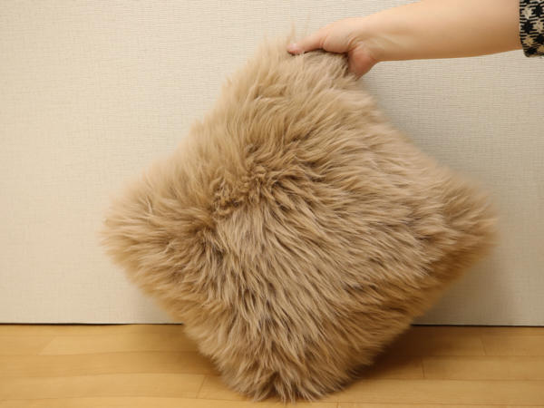 600-m-cu-21-2-天然ムートン　長毛クッション（ダークベージュ）［No.21-2］_IMG_0361.jpg