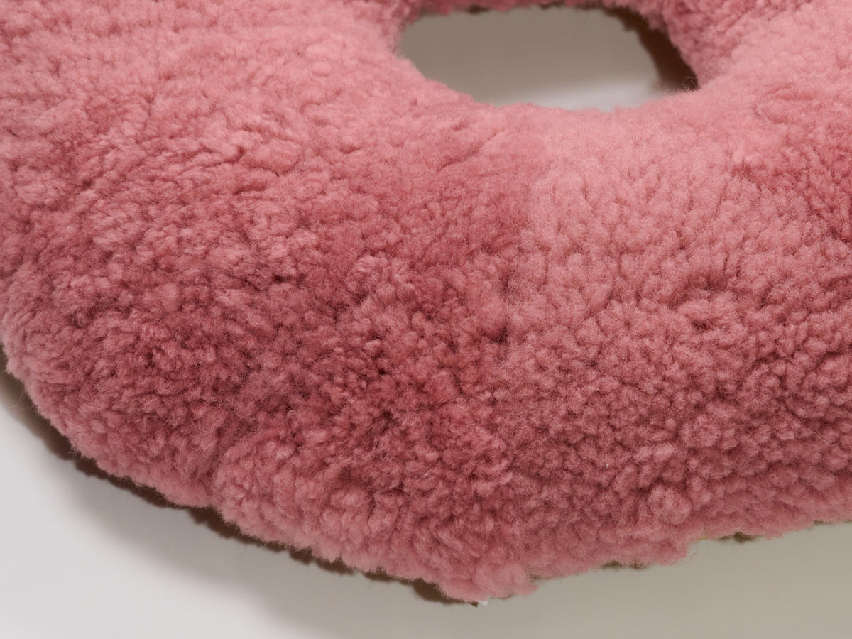 3-m-cu-e-19-天然ムートン　円座クッション（ローズ）［No.19］_DSC9153.jpg