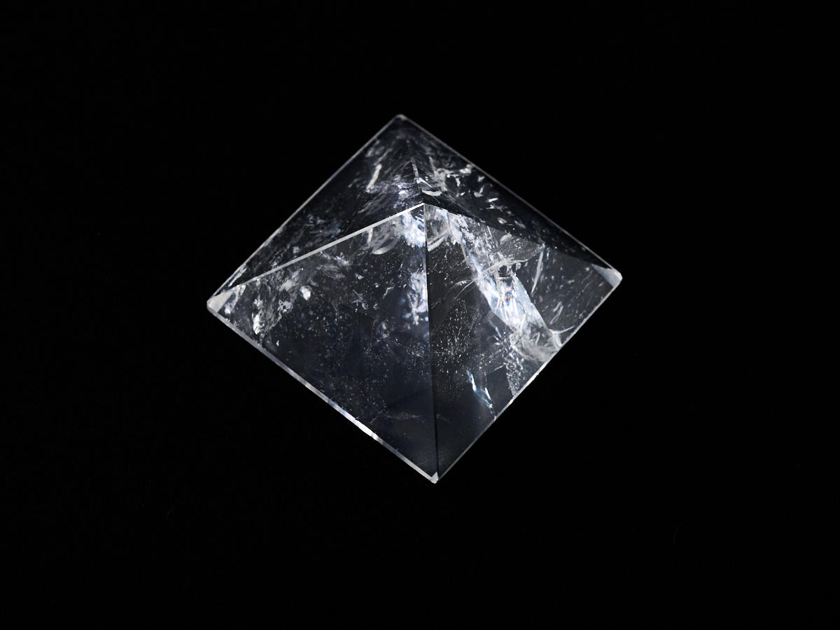 9-le-914-1-レムリアン水晶　ピラミッド型（虹入）［No.1］_DSC6205.jpg
