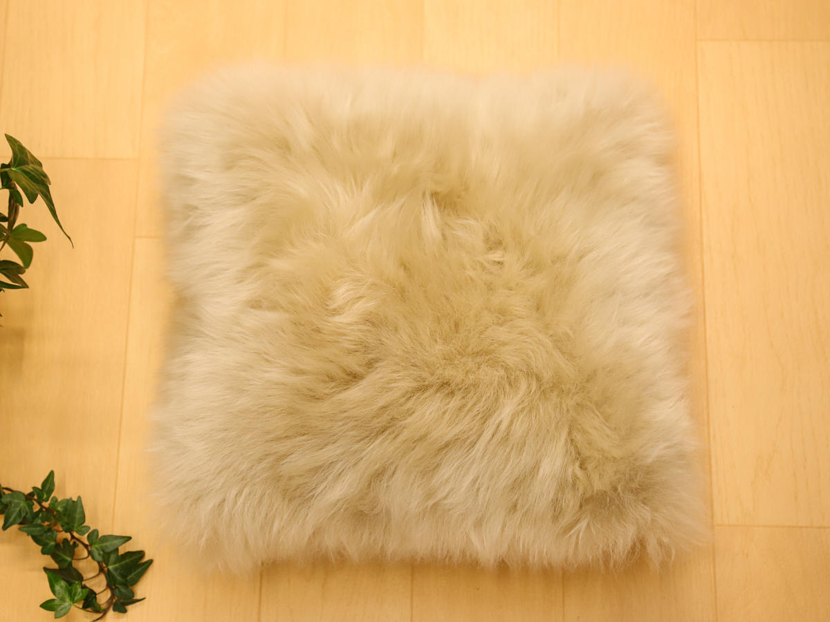 2-m-cu-21-1-天然ムートン　長毛クッション（ベージュ）［No.21-1］IMG_7970.jpg