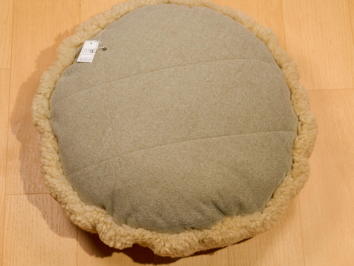 6-m-cu-e-17-1-天然ムートン　円形クッション（ベージュ柄入）［No.17-1］_DSC9180.jpg
