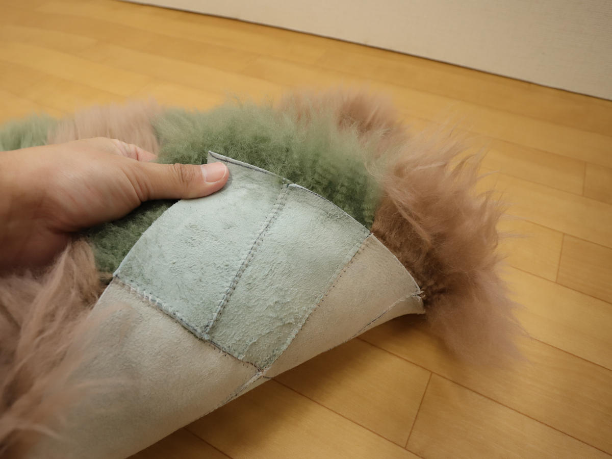 3-m-cu-l-10-天然ムートン　長毛クッション（グリーン＆ブラウンのミックス）［No.10］IMG_0350.jpg