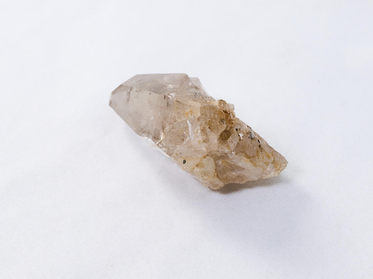 4-hi-sk-914-1-スカルドゥ産　スモーキー水晶（ヒマラヤ）（虹入）［No.1］_DSC6384.jpg