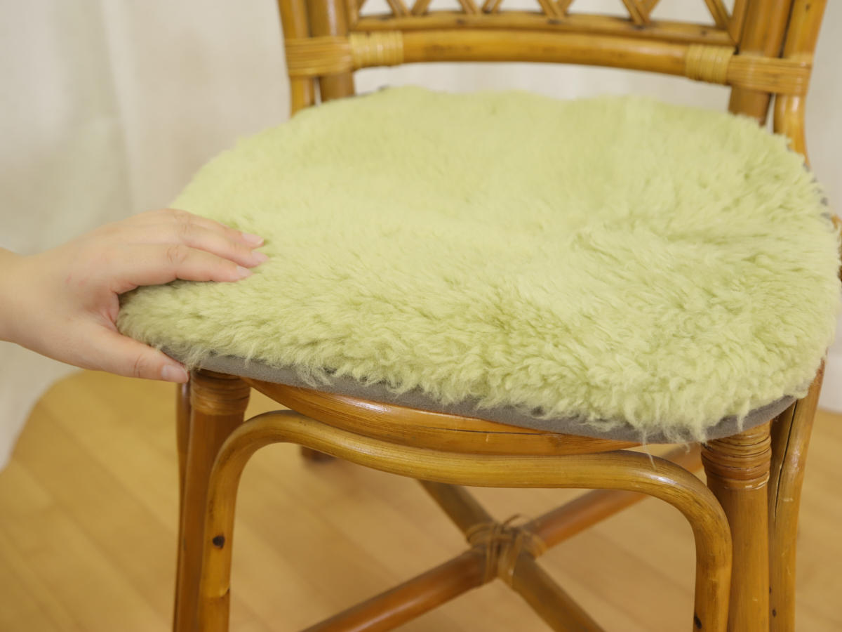 2-m-cu-4-天然ムートン　馬蹄型紐付きクッション［No.4］IMG_8363.jpg
