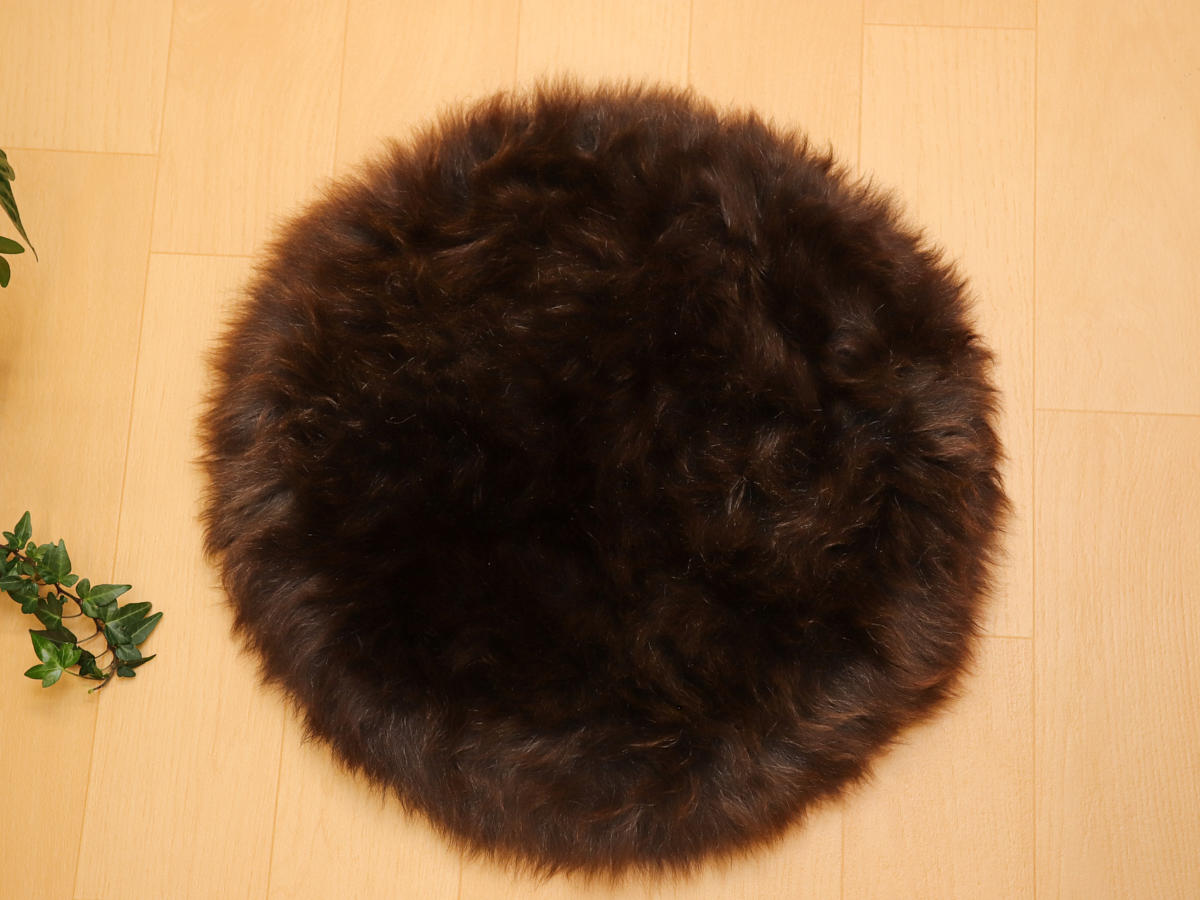 4-m-cu-e-14-天然ムートン　円形長毛大判クッション（ダークブラウン）［No.14］_IMG_7978.jpg