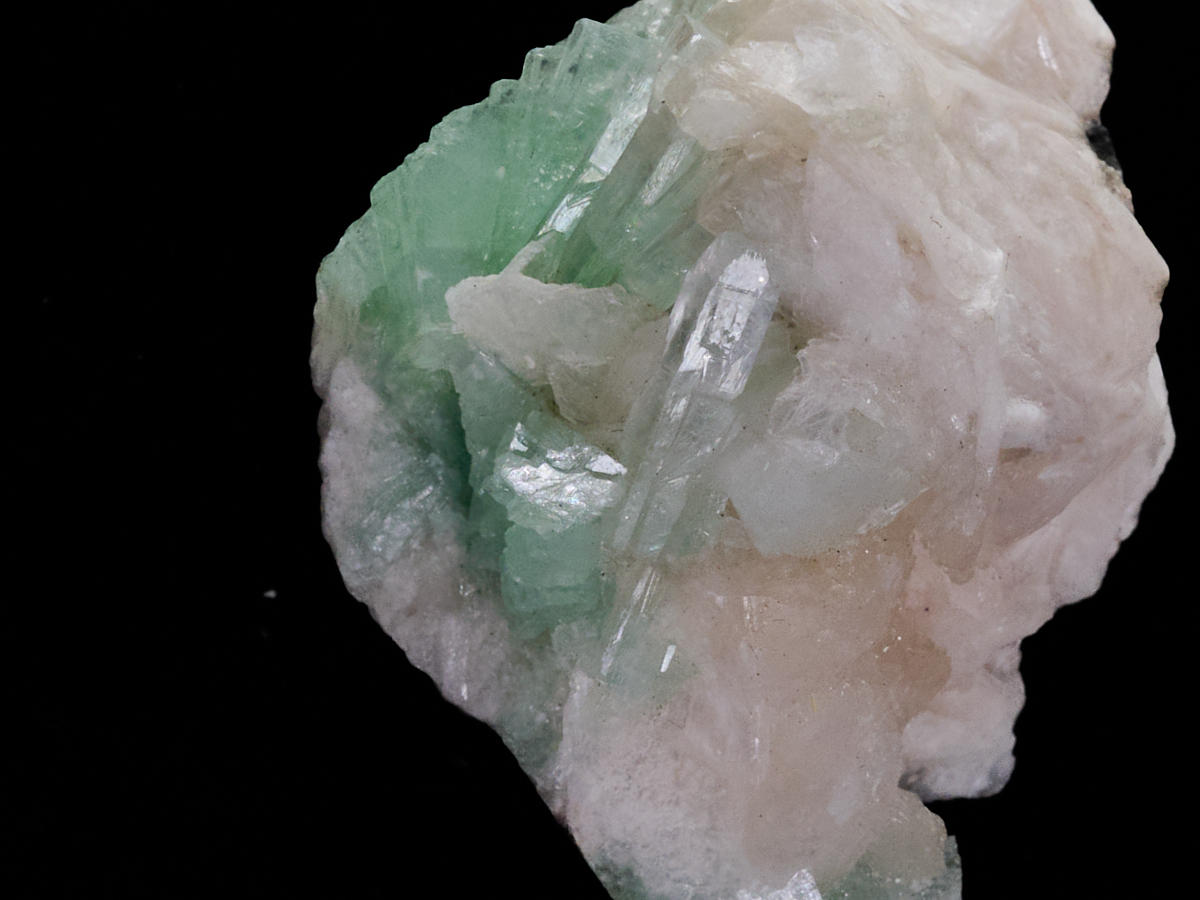 4-ap-250327-15-グリーンアポフィライトとスティルバイトの共生鉱物［No.15］_DSC3569 1.jpg