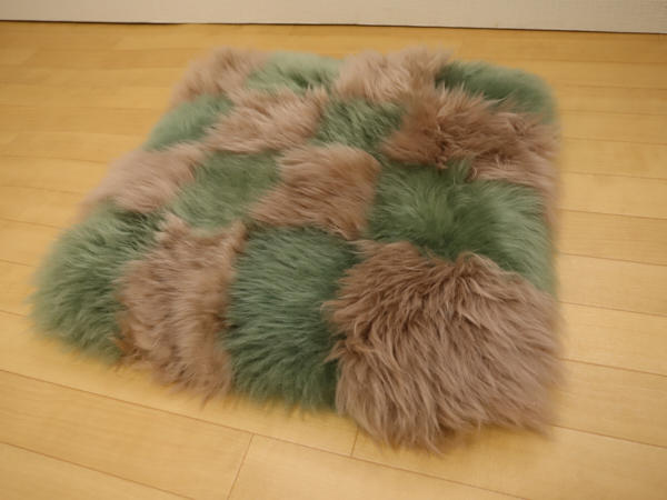 600-m-cu-l-10-天然ムートン　長毛クッション（グリーン＆ブラウンのミックス）［No.10］_IMG_0349.jpg