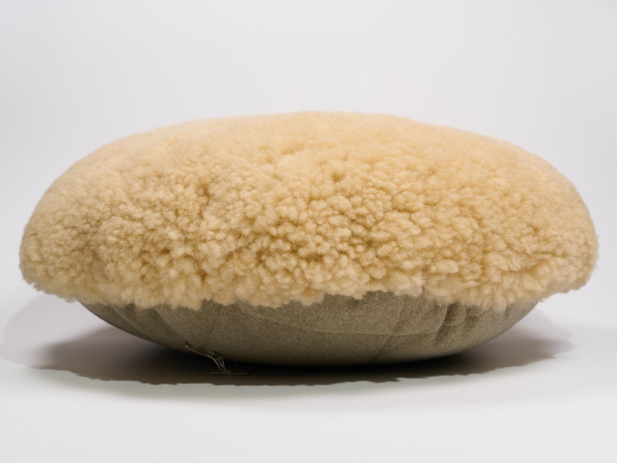 3-m-cu-e-17-1-天然ムートン　円形クッション（ベージュ柄入）［No.17-1］_DSC9157.jpg