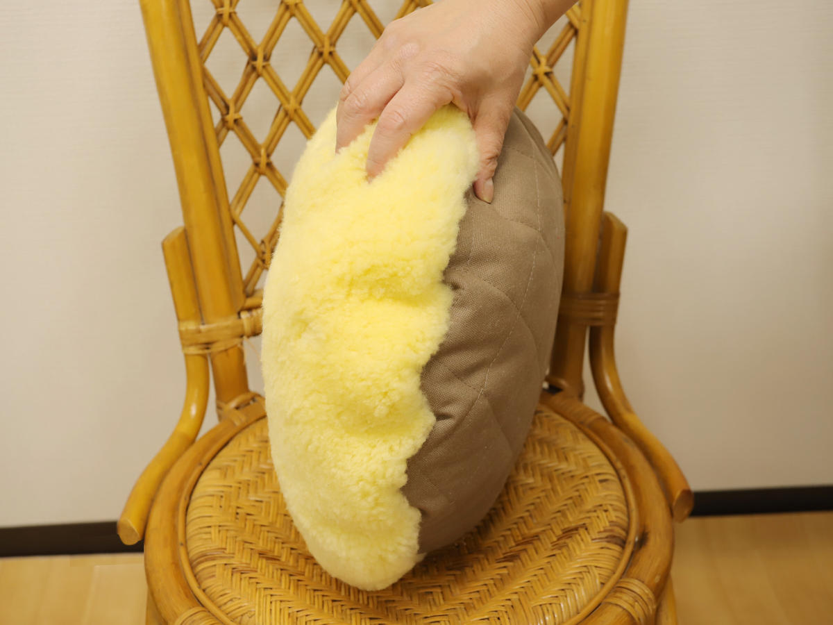 2-m-cu-e-17-2-天然ムートン　円形クッション（ハート柄）［No.17-2］_IMG_0381.jpg