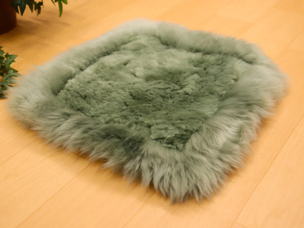 600-m-cu-l-2-天然ムートン　長毛巻きクッション（グリーン）［No.2］トップ_IMG_7959.jpg