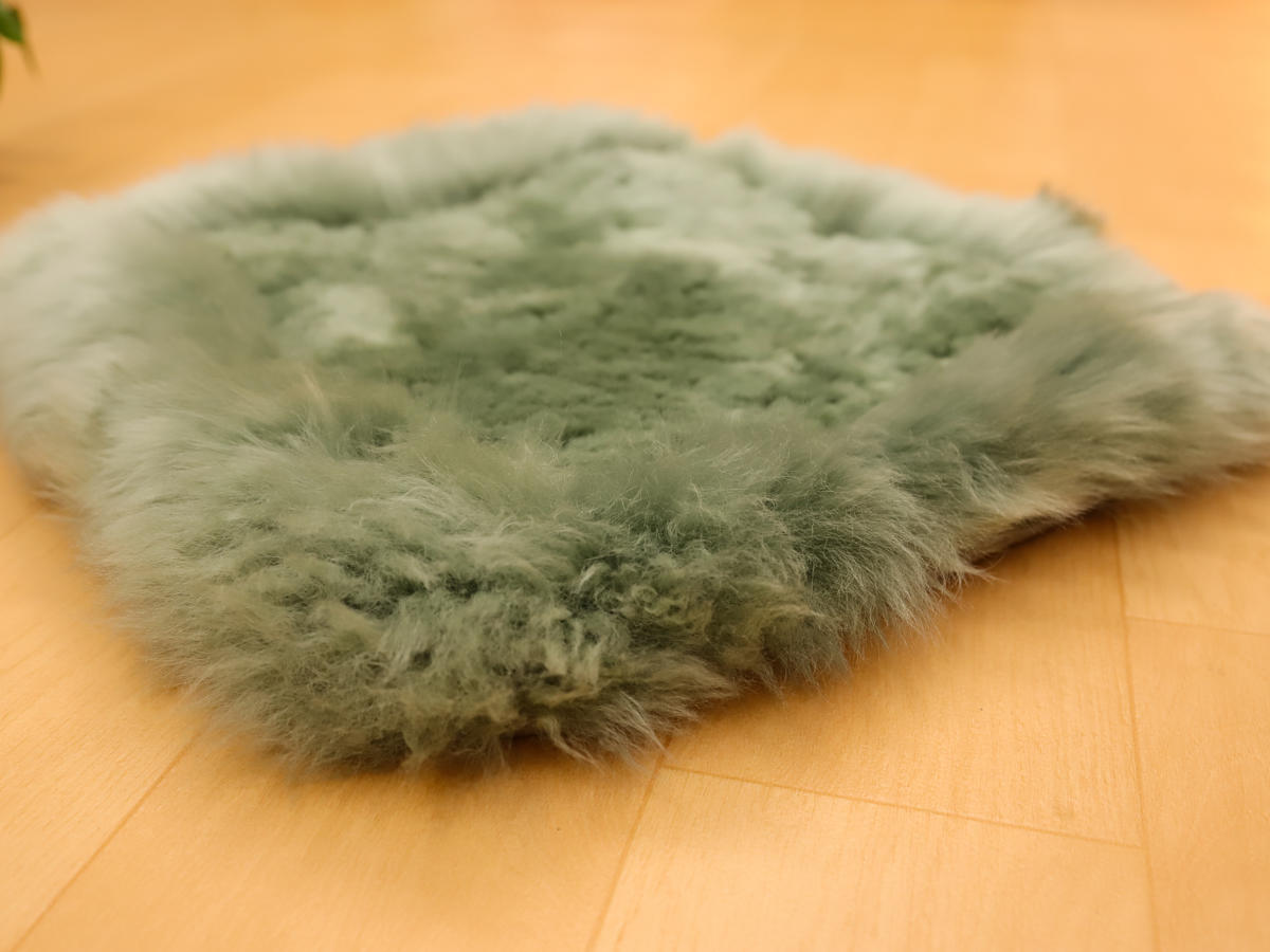 3-m-cu-l-2-天然ムートン　長毛巻きクッション（グリーン）［No.2］IMG_7960.jpg