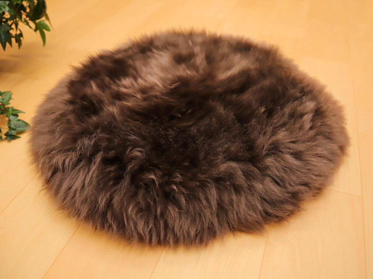 1-m-cu-e-14-天然ムートン　円形長毛大判クッション（ダークブラウン）［No.14］_IMG_7976.jpg